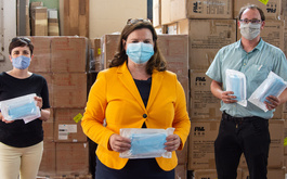 Abteilungsleiterin Sonja Schwab (v.l.), Caritasdirektorin Pia Theresia Franke und Fachbereichsleiter Kilian Bundschuh nehmen die Spende von knapp 400.000 Mund-Nasen-Masken entgegen.